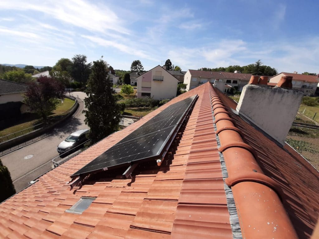 panneaux solaires hybrides sur le toit d'une maison individuelle