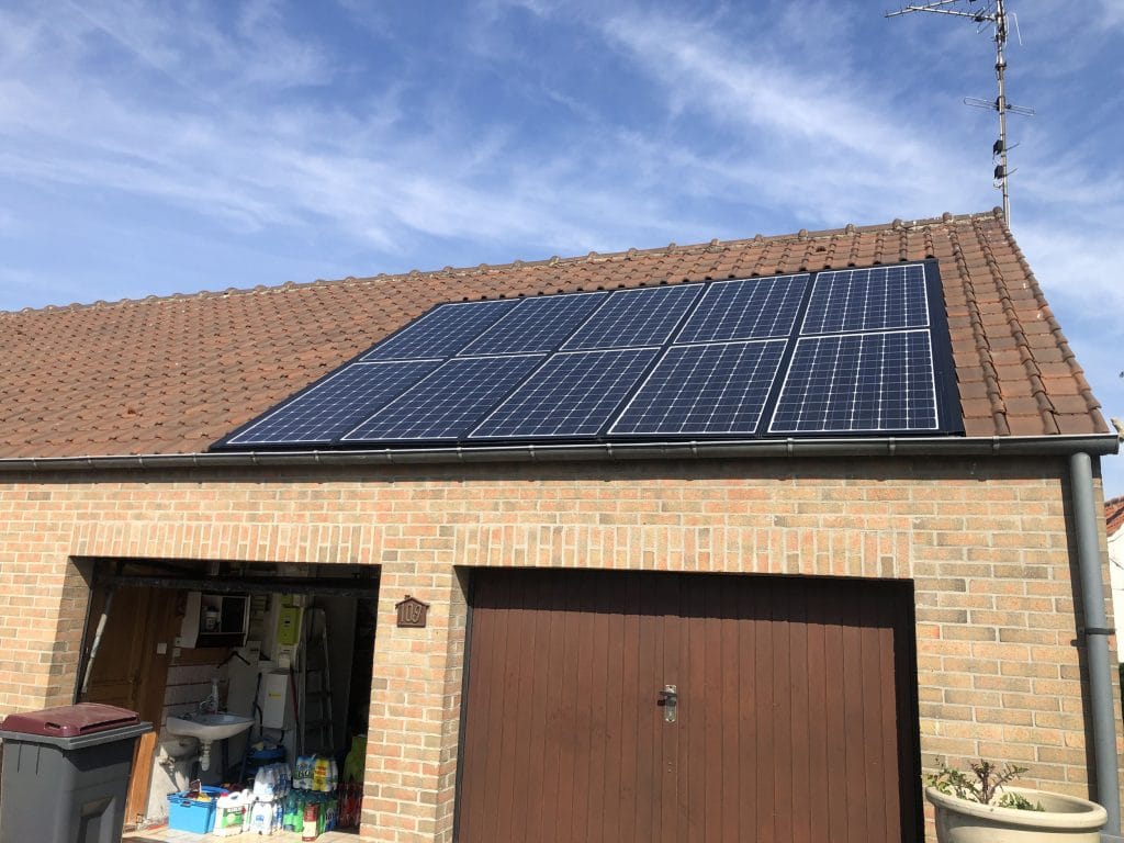 installation terminée de 10 panneaux solaires d'une maison individuelle