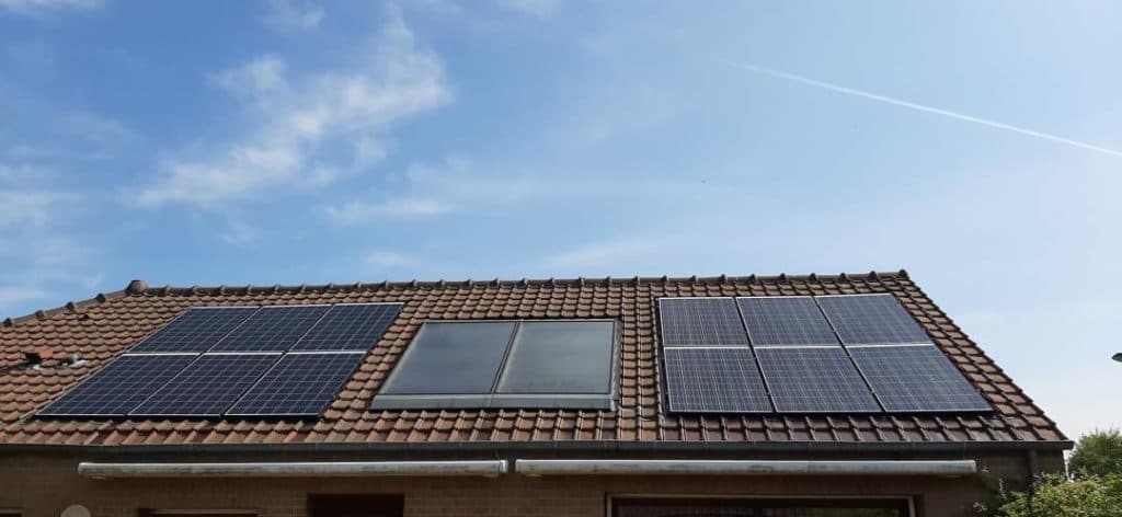 installation terminée de panneaux solaires d'une maison individuelle neuve sur la page d'accueil site DCME