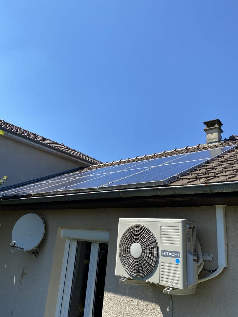installation de panneaux solaires hybrides sur le toit d'une maison individuelle et d'une climatisation hitachi